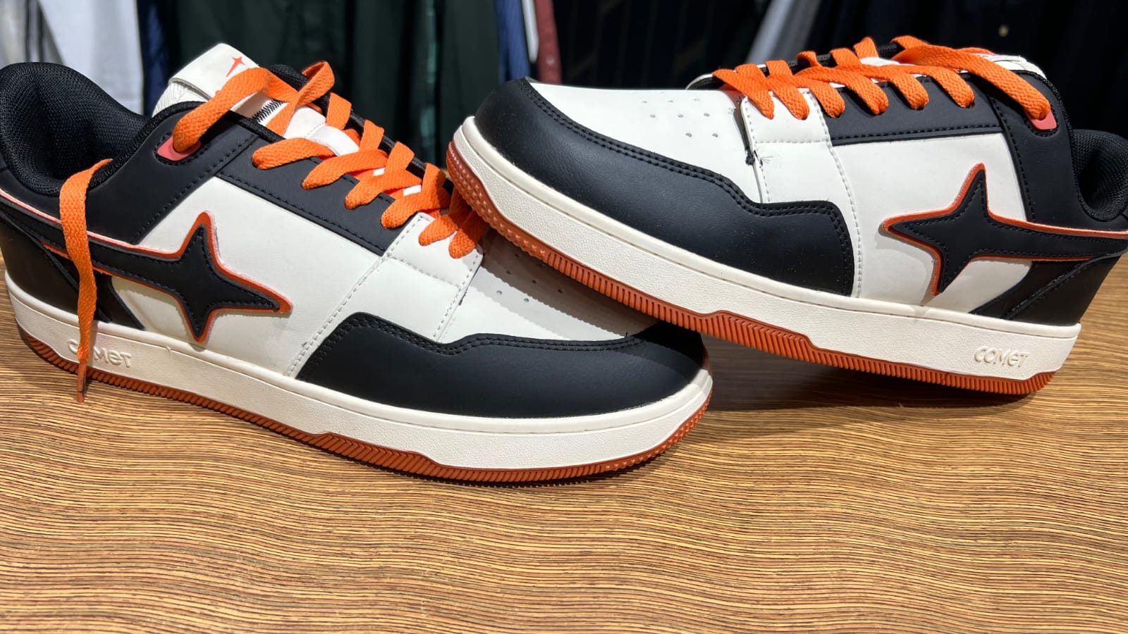 Comet sneakers in black and white with orange accents